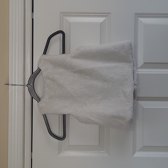 Tommy Bahama White Faux Fur Vest with Red Velvet Ribbon - Size 6 - Picture 2 of 7